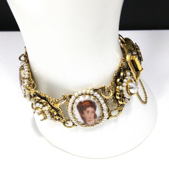 Vintage 1960s Faux Pearl & Victorian Lady Link Bracelet, Gold Tone - Picture 4 of 10